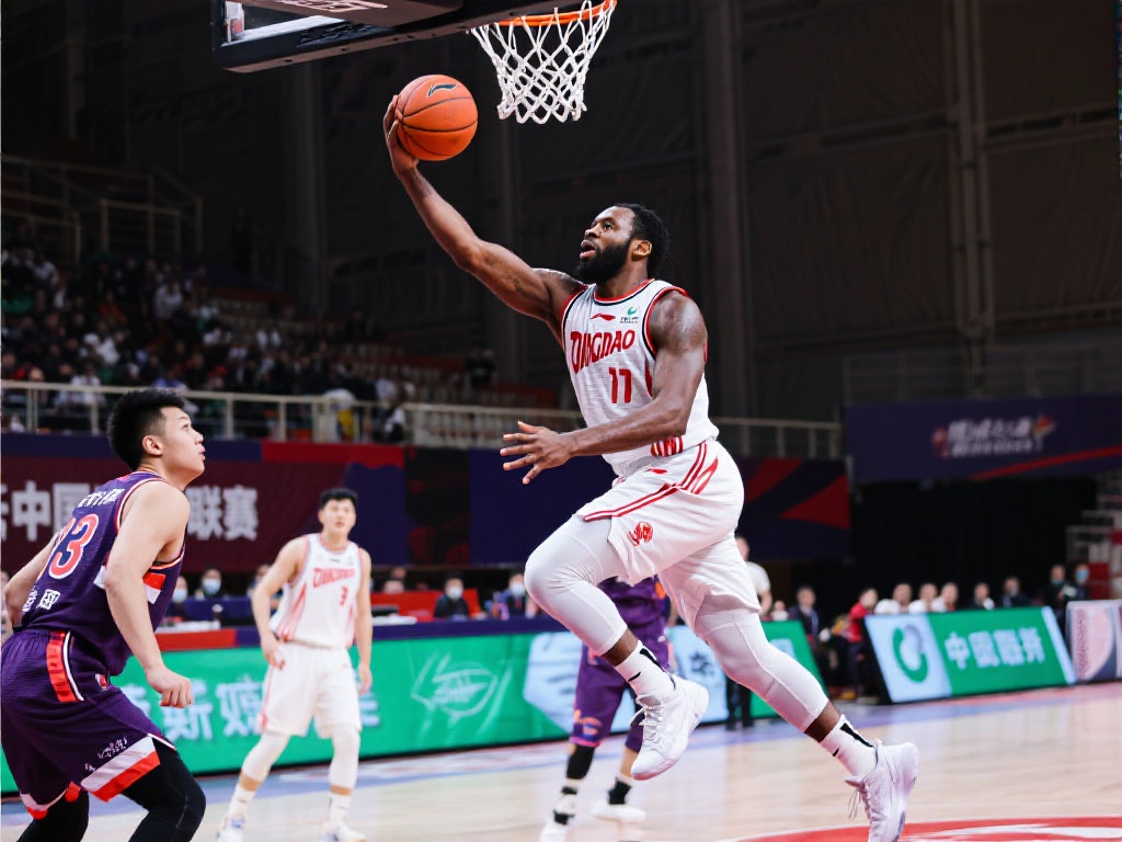 不仅如此，韦瑟斯庞的强打上篮则体现了球队